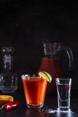 Tekila ve sangrita ile görüntü.