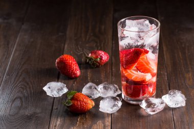 Çilek içeceği ile görüntü.