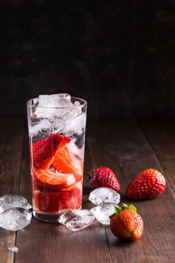 Çilek içeceği ile görüntü.