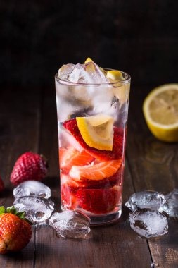 Çilek içeceği ile görüntü.