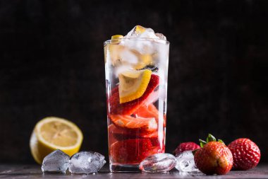 Çilek içeceği ile görüntü.