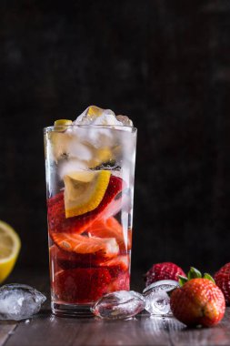 Çilek içeceği ile görüntü.