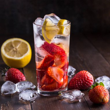 Çilek içeceği ile görüntü.