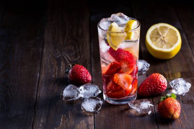 Çilek içeceği ile görüntü.