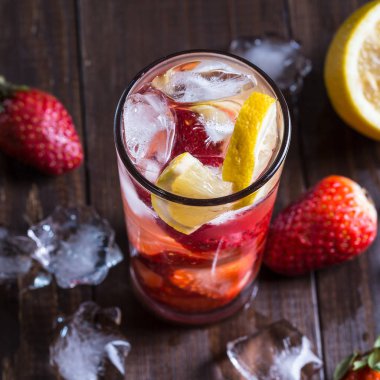 Çilek içeceği ile görüntü.