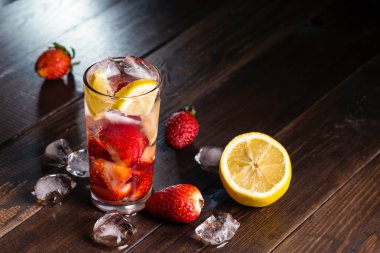 Çilek içeceği ile görüntü.