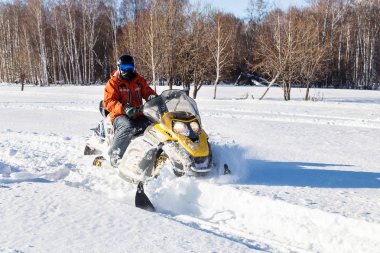 Kar motosikletinde bir atlet.