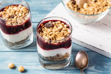 Granola ve yoğurt ile.