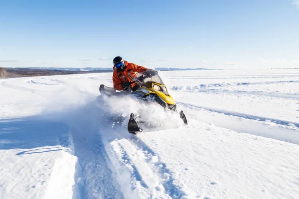 Sportler auf einem Schneemobil. — Stockfoto