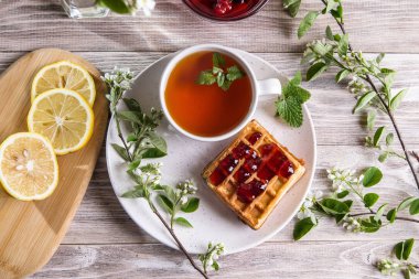 Çay eşliğinde görüntü.