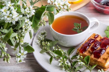 Çay eşliğinde görüntü.