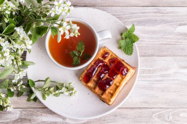 Çay eşliğinde görüntü.