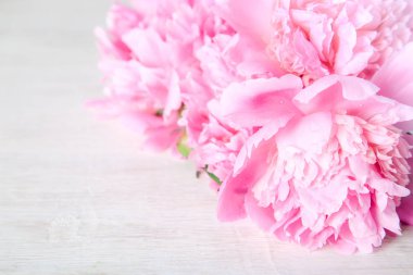 Bir buket pembe şakayık.