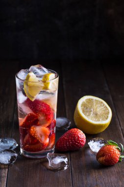 Çilek içeceği ile görüntü.