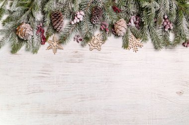 Yılbaşı süsleri çam dalları.