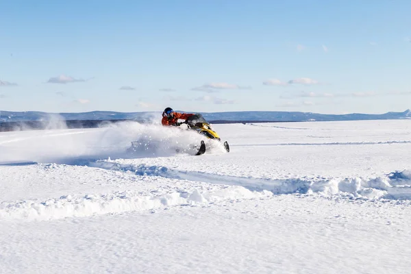 Спортсмен на снегоходе. — стоковое фото