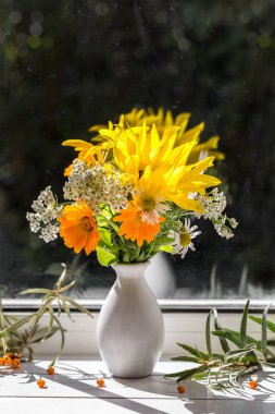 Bir buket çiçek ile görüntü.