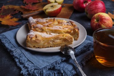 Elmalı turta ile resim.