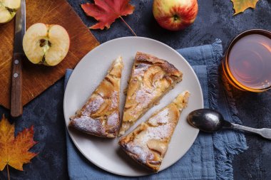 Elmalı turta ile resim.