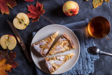 Elmalı turta ile resim.