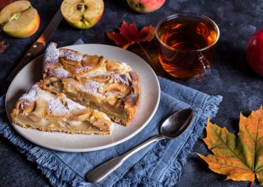 Elmalı turta ile resim.