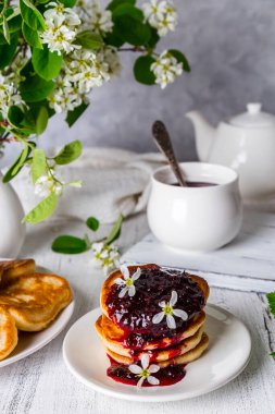 Açık arkaplanda siyah üzümlü börek yığını..