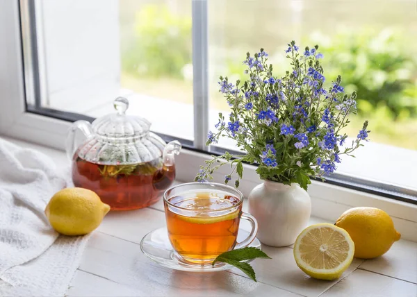 Limonlu Naneli Çay Güneşli Bir Günde Pencere Eşiğinde Bir Buket — Stok fotoğraf