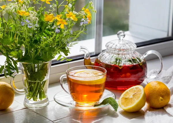 Herbata Cytryną Miętą Bukiet Kwiatów Parapecie Słoneczny Dzień — Zdjęcie stockowe