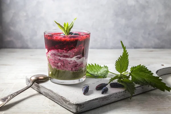 Yoğurtlu lezzetli tatlı, ısırgan otu ve hanımeli smoothie. Bardakta kaşıkla servis edilen tatlı..