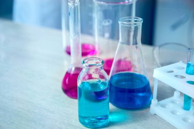 Cam şişelerde kimyasal sıvı ve tıbbi laboratuarda test tüpleri..