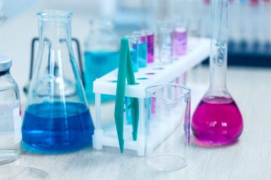 Cam şişelerde kimyasal sıvı ve tıbbi laboratuarda test tüpleri..