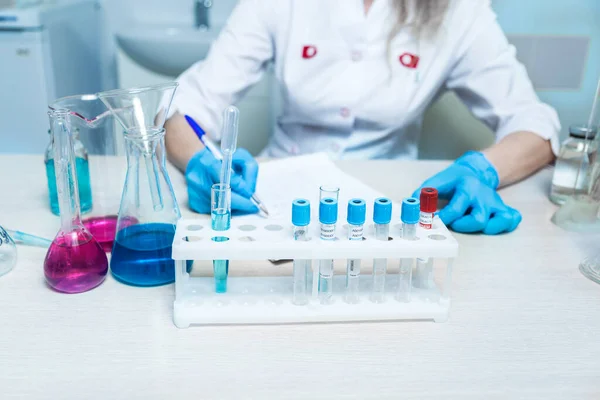 Forskare Eller Läkare Labbrock Skriver Testresultat Laboratorieglas Tillgängliga Kemiska Vätskor — Stockfoto