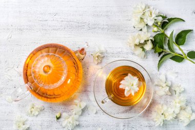 Yasemin çayı, tahtadan bir fincanda..