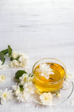 Yasemin çayı, tahtadan bir fincanda..