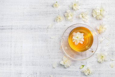 Yasemin çayı, tahtadan bir fincanda..