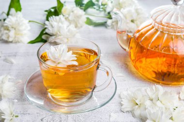 Yasemin çayı, tahtadan bir fincanda..