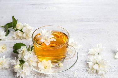 Yasemin çayı, tahtadan bir fincanda..