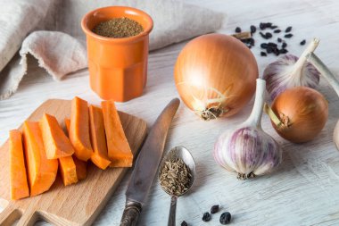 Özbek pilavı için soğan, sarımsak, havuç ve baharat.