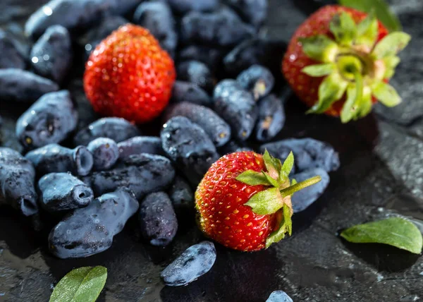 Donkere Kamperfoelie Bessen Zoete Aardbeien Een Donkere Achtergrond Het Concept — Stockfoto