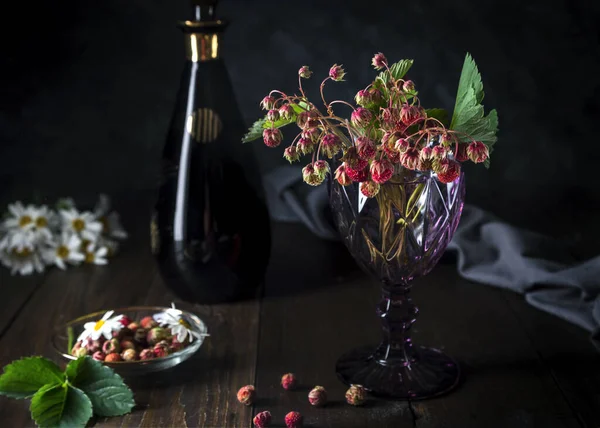 Bouquet Fragole Della Foresta Bicchiere Uno Sfondo Scuro — Foto Stock