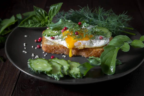 Toast Met Komkommer Kruiden Een Donkere Achtergrond — Stockfoto