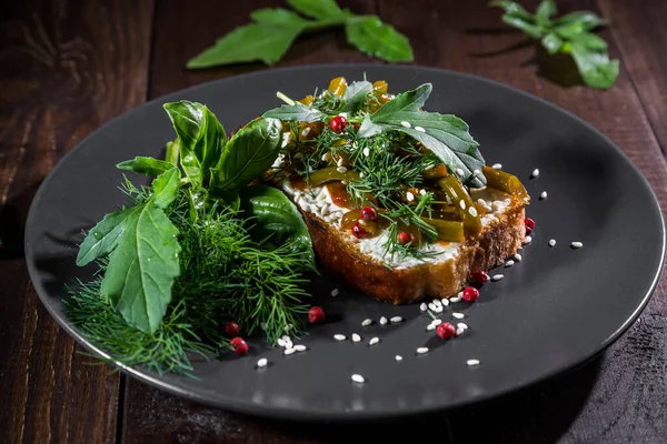 Toast Met Kwark Gebakken Knoflookpijlen Kruiden Een Donkere Achtergrond — Stockfoto