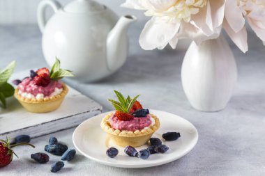 Süzme peynirli tart, yoğurt, çilek ve hanımeli..