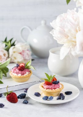 Süzme peynirli tart, yoğurt, çilek ve hanımeli..