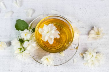 Yasemin çayı, tahtadan bir fincanda..