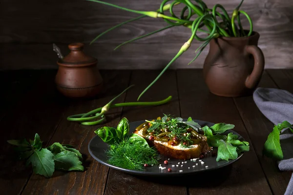 Toast Met Kwark Gebakken Knoflookpijlen Kruiden Een Donkere Achtergrond — Stockfoto