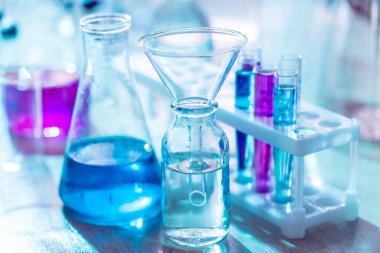 Cam şişelerde kimyasal sıvı ve tıbbi laboratuarda test tüpleri..