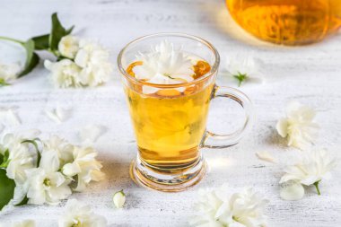 Yasemin çayı, tahtadan bir fincanda..