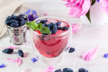 Hanımeli ve buzlu pembe yaz içeceği.. 