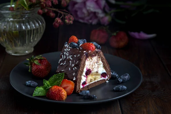 Serving Chocolate Cake Curd Filling Honeysuckle Banana Sprinkled Strawberries Honeysuckle — Stock Photo, Image